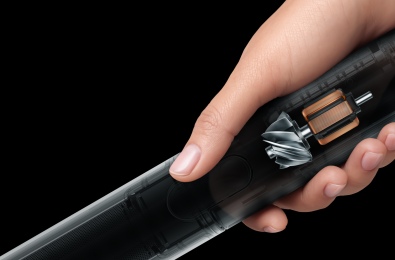 Оснащен двигателем Dyson Hyperdymium™ 