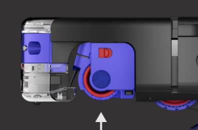 Автоматически поднимает влажный валик
