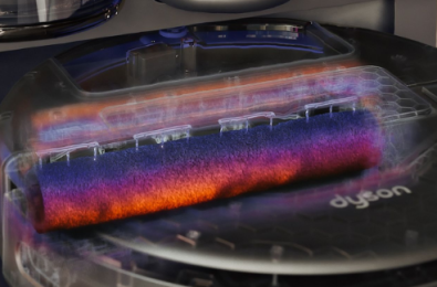 Очищает валик подогретой водой