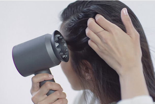 5 простых советов по укладке с помощью фена Dyson Supersonic™ и насадки для бережного высушивания волос.
