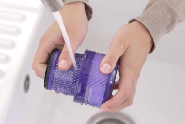 Как помыть фильтр беспроводного пылесоса Dyson Micro 1.5кг™?