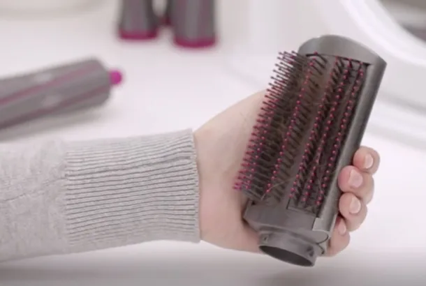  Регулярная чистка насадок вашего стайлера Dyson Airwrap™