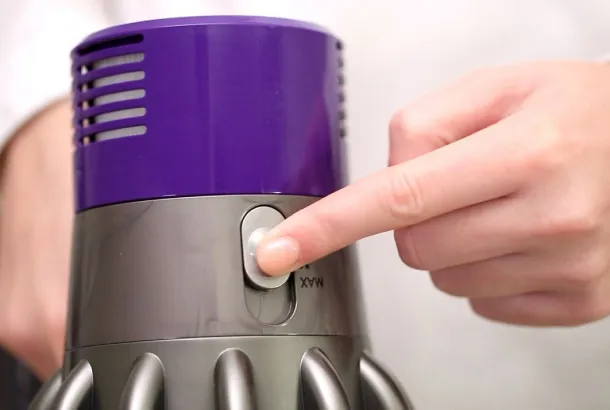Что делать, если на экране беспроводного пылесоса Dyson Cyclone V10™ мигает индикатор фильтра?