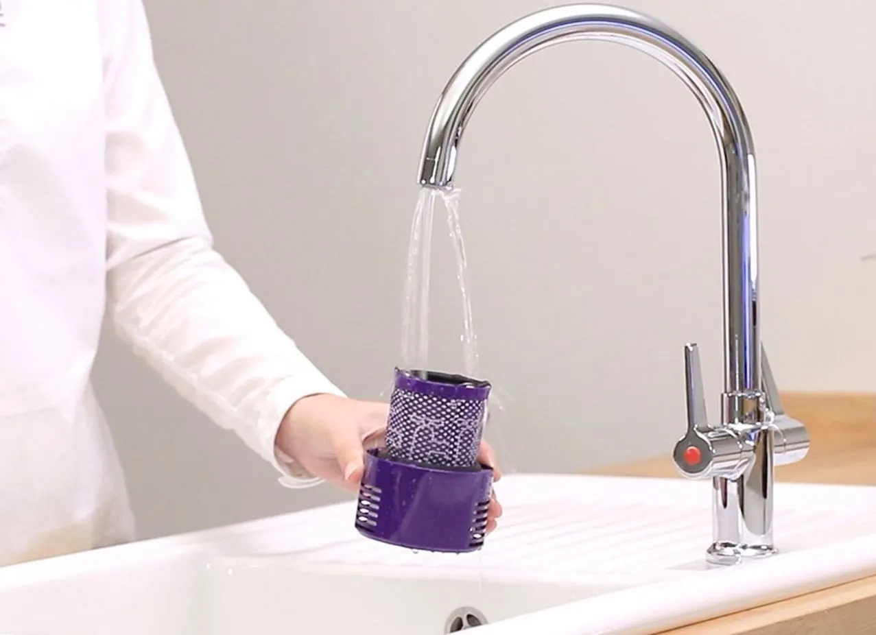 Как помыть фильтр беспроводного пылесоса Dyson V10™?