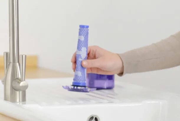 Как помыть фильтр беспроводного пылесоса Dyson V8™?