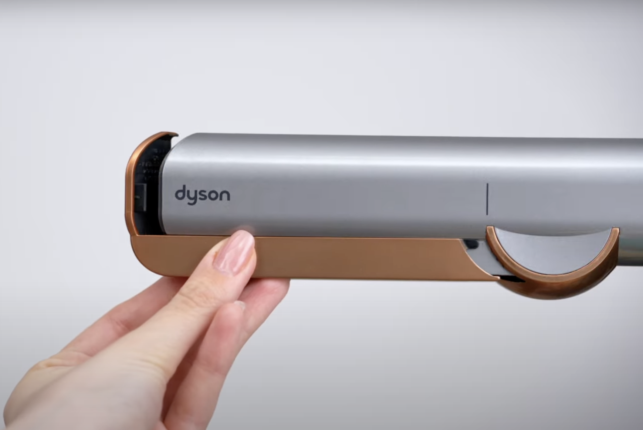 Узнайте, как очистить диффузоры на вашем выпрямителе Dyson Airstrait™